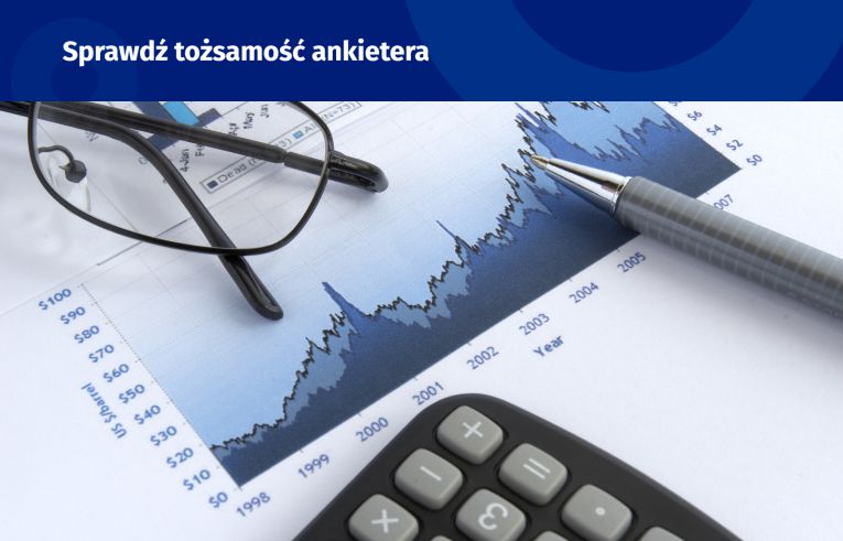 Sprawdź tożsamość ankietera - okulary, kartka z wykresem i kalkulator